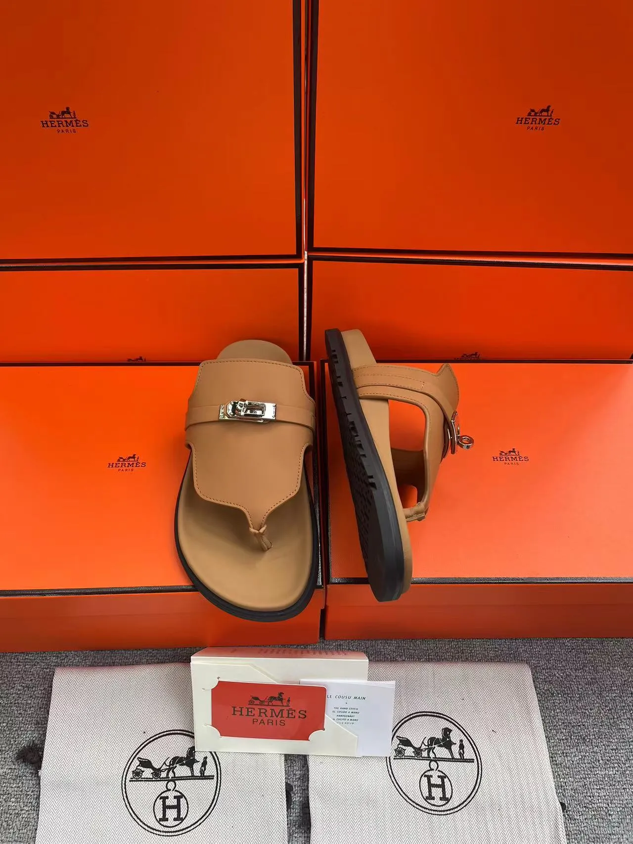 👟👟Ex-factory price 480👟👟, H HERMES is the same style for men and women, the couple's second uncle shoes that have become very popular recently - sandals, paired with various colorful socks, very trendy ✅Upper: imported mixed sheepskin and deerskin ✅Inner: imported mixed sheepskin ✅Outsole: Tpu non-slip and wear-resistant outsole ✅Size: women's 35-42. Male 38-46